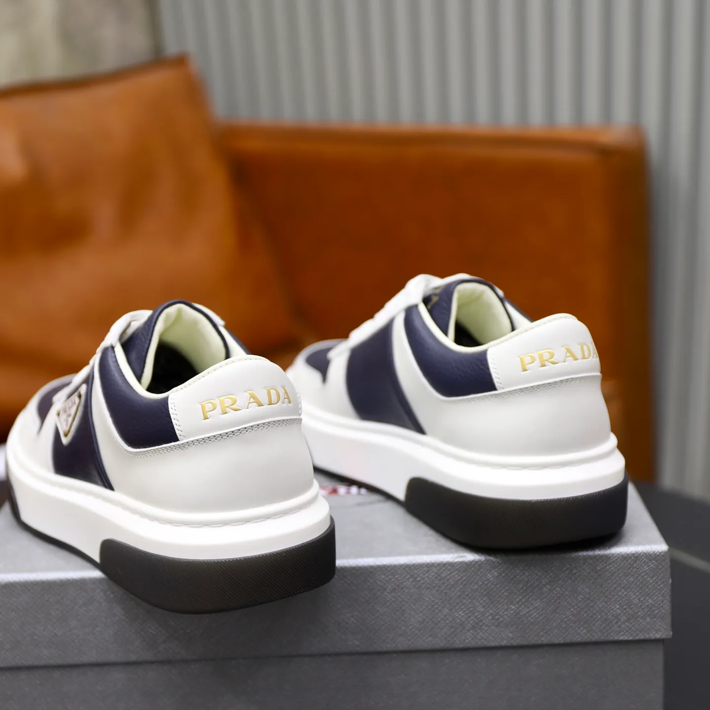 Factory price: 720💰Top original order Brand: PRADA (Prada) Standard code: Men's size 38/44 (45 can be customized) Grade: Same as the official website Material: Original cowhide stitching imported cowhide lining Original combination two-color wear-resistant soft outsole Style category: Leisure and sports version Young fashion European and American trend British style Color: Actual picture color